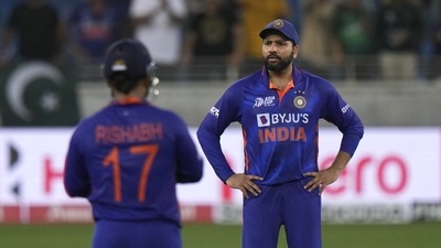 Asif Ali was then given a second life when Arshdeep Singh dropped an easy catch off him. (AP) Asif Ali was then given a second life when Arshdeep Singh dropped an easy catch off him. (AP)