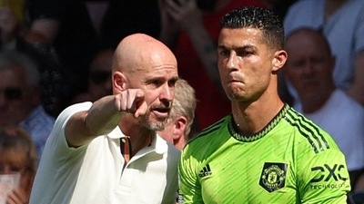 Dutch manager Erik ten Hag (L) directs substitute Cristiano Ronaldo during the Premier League match between Southampton and Manchester United at St Mary's Stadium. (AFP) Dutch manager Erik ten Hag (L) directs substitute Cristiano Ronaldo during the Premier League match between Southampton and Manchester United at St Mary's Stadium. (AFP)