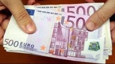 Two Indian nationals arrested were carrying Euros worth  ₹33 lakh at Amritsar airport. (HT File)