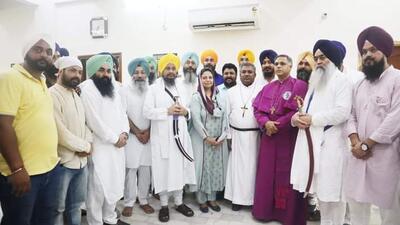 Akal Takht acting jathedar Giani Harpreet Singh with Bishop John Ashish, metropolitan commissary of Anglican Church of India, Burma and Ceylon, in Anandpur Sahib on Sunday. (HT Photo)
