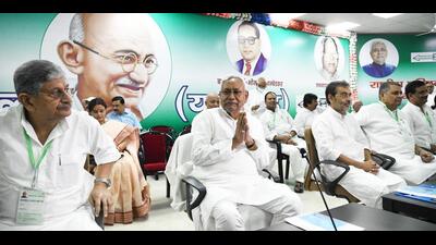 Bihar chief minister Nitish Kumar with JD(U) national president Lalan Singh and other leaders during party's national council meeting in Patna on Sunday. (Santosh Kumar/HT Photo) Bihar chief minister Nitish Kumar with JD(U) national president Lalan Singh and other leaders during party's national council meeting in Patna on Sunday. (Santosh Kumar/HT Photo)