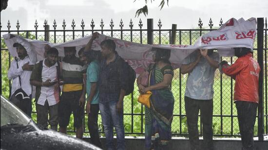 Mumbai, India - Sept. 4, 2022: People deal with heavy rain at Mahalaxmi in Mumbai, India, on Sunday, September 4, 2022. (Photo by Anshuman Poyrekar/ Hindustan Times) (Hindustan Times)
