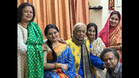 (L-R) Mamta Maharaj, Ragini Maharaj, Pt Birju Maharaj, Yashaswani Maharaj, Archna Maharaj and Deepak Maharaj