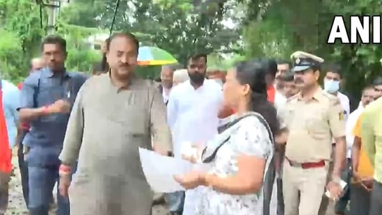 A woman Congress worker and BJP MLA Aravind Limbavali engage in a war of words over land encroachment.(ANI)