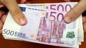 The common currency dropped as much as 0.7% to 98.80 US cents on Monday, the weakest since 2002, while Euro Stoxx 50 futures slumped as much as 3.3%. (Representative image) The common currency dropped as much as 0.7% to 98.80 US cents on Monday, the weakest since 2002, while Euro Stoxx 50 futures slumped as much as 3.3%. (Representative image)
