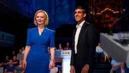 Liz Truss e Rishi Sunak antes de participar do debate sobre liderança do Partido Conservador da BBC em Stoke-on-Trent, Inglaterra, 