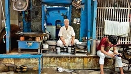 यह दुकान क्षेत्र के उन स्थलों में से एक है जो लगातार लंबे समय तक खुला रहता है, रोजाना सुबह 5 बजे से रात लगभग 11 बजे तक सेवा करता है।