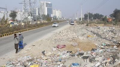 With the machines out of action, dust has accumulated along major roads such as Golf Course Extension Road, Southern Peripheral Road, Sohna Road, and Dwarka Expressway. (HT ARCHIVE)