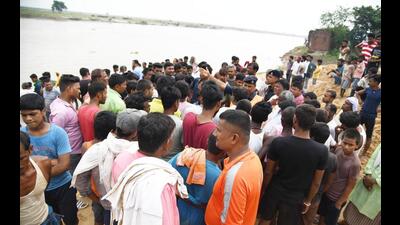 Crowd gather at the spot of the incident on Monday. (Santosh Kumar/HT Photo) Crowd gather at the spot of the incident on Monday. (Santosh Kumar/HT Photo)