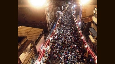 Large crowds seen near Dagdusheth Halwai Ganpati on Monday (HT PHOTO) Large crowds seen near Dagdusheth Halwai Ganpati on Monday (HT PHOTO)