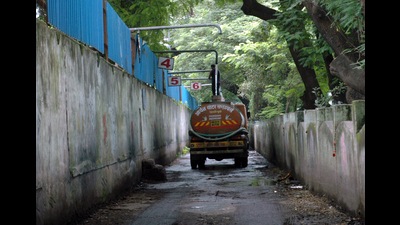 Refilling water tanker at Panmala near Dandekar bridge. (HT PHOTO) Refilling water tanker at Panmala near Dandekar bridge. (HT PHOTO)