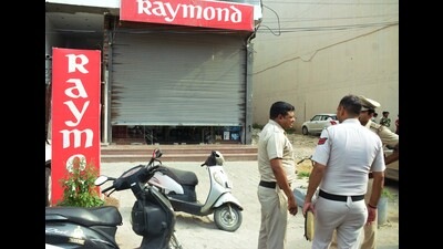 Policemen outside the showroom where Sukhbir Khatana was killed in Sadar Bazar. (HT Photo) Policemen outside the showroom where Sukhbir Khatana was killed in Sadar Bazar. (HT Photo)