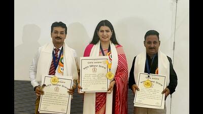 Ludhiana teachers (left to right) Vikas Kapila, Rumani Ahuja and Vinod Kumar displaying their state awards. (HT PHOTO)