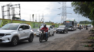 Traffic at a narrow road near Wipro Circle at Hinjewadi IT Park Phase 2 on Monday. (HT PHOTO) Traffic at a narrow road near Wipro Circle at Hinjewadi IT Park Phase 2 on Monday. (HT PHOTO)