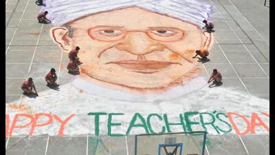 Students paint a portrait of former President Dr Sarvepalli Radhakrishnan on the eve of Teachers Day, Moradabad, 2022 (PTI) Students paint a portrait of former President Dr Sarvepalli Radhakrishnan on the eve of Teachers Day, Moradabad, 2022 (PTI)