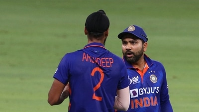 Asia Cup 2022: Rohit Sharma talks to Arshdeep Singh during India vs Pakistan Super 4 stage match. (REUTERS)