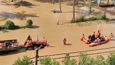 Some inflatable boats were deployed in the Varthur area, while many such boats were spotted near Sekhar Bellevue apartment in Balagere-Panthur area. (Screengrab from Twitter video)