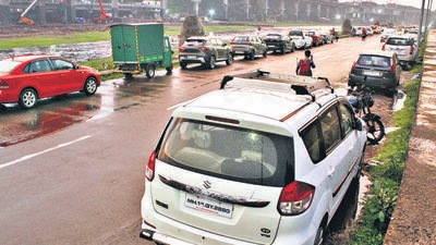 Cars parked at Bhide Bridge. (Rahul Raut/HT PHOTO) Cars parked at Bhide Bridge. (Rahul Raut/HT PHOTO)