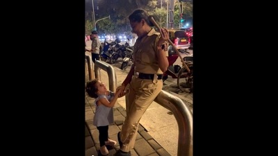 A screengrab from the viral video shows the female police officer interacting with the toddler. (Instagram/@kanishka_bish) A screengrab from the viral video shows the female police officer interacting with the toddler. (Instagram/@kanishka_bish)