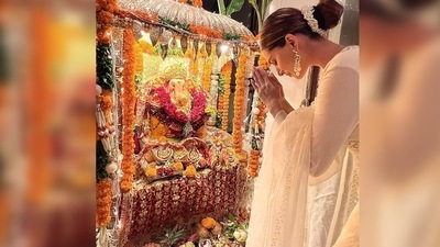 Tara Sutaria, on day 3 of the festival of Ganesh Chaturthi seeked blessings from Lord Ganesh by joining her hands and bowing in front of an idol of Lord Ganesha. (Instagram/@tarasutaria) Tara Sutaria, on day 3 of the festival of Ganesh Chaturthi seeked blessings from Lord Ganesh by joining her hands and bowing in front of an idol of Lord Ganesha. (Instagram/@tarasutaria)