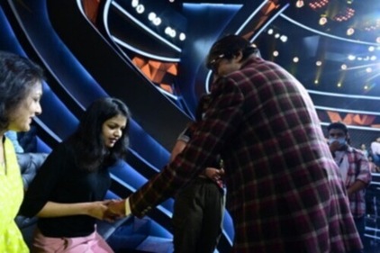Amitabh Bachchan on the set of KBC 14 with his fan, Avni. Amitabh Bachchan on the set of KBC 14 with his fan, Avni. 