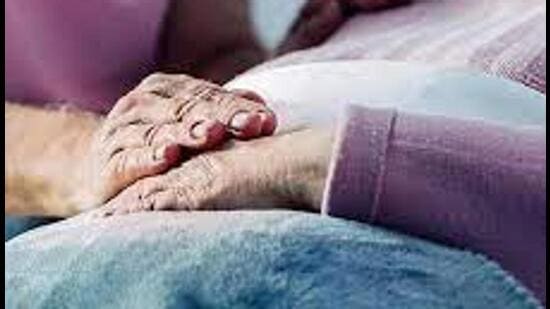 The sand was rapidly running out from the hourglass, and I silently berated her for failing to uphold her promise of hold my hand through the milestones that were yet to come – our children’s convocation, their nuptials, and the birth of our grandchildren. (HT PHOTO)