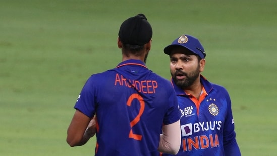 Asia Cup 2022: Rohit Sharma talks to Arshdeep Singh during India vs Pakistan Super 4 stage match.(REUTERS)