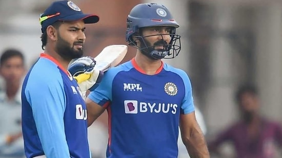 India wicketkeeper-batters Rishabh Pant and Dinesh Karthik(Twitter)
