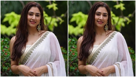Disha teamed the white six yards with a sleeveless blouse featuring a wide U neckline, a cut-out on the back attached with a tassel-adorned dori tie, and heavy silver sequinned embroidery.(Instagram)