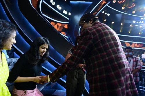 Amitabh Bachchan on the set of KBC 14 with his fan, Avni. 