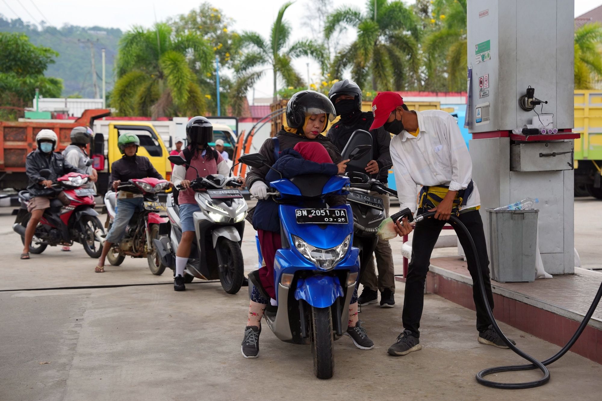 Motorists queue at a PT Pertamina Gas station in Pangkal Pinang, Indonesia.&nbsp; (Bloomberg)