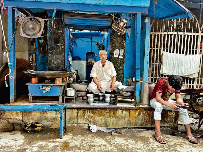The shop is one of the area’s landmarks to stay open for long hours continuously, serving daily from 5 in the morning to about 11 at night.