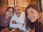 Anushka Sharma poses with her father and mother in England. Anushka Sharma poses with her father and mother in England.