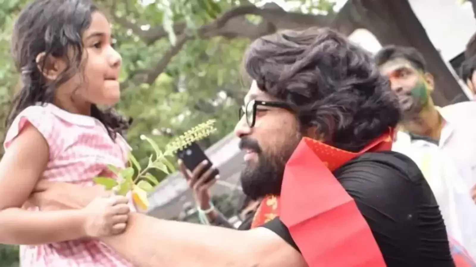 Allu Arjun dances with daughter during Ganapati visarjan pic photo