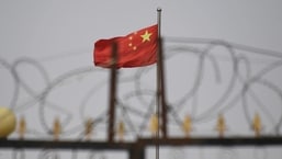 Bandeira chinesa na região ocidental de Xinjiang, na China.