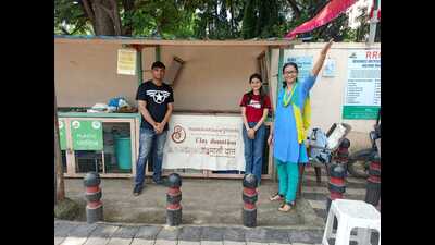 Punaravartan organisation, along with several schools and colleges in Pune, has launched a campaign in Pune and Pimpri-Chinchwad to collect clay sludge during Ganesh Chaturthi to send back to the artisans for reuse. (HT PHOTO) Punaravartan organisation, along with several schools and colleges in Pune, has launched a campaign in Pune and Pimpri-Chinchwad to collect clay sludge during Ganesh Chaturthi to send back to the artisans for reuse. (HT PHOTO)