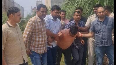After a failed robbery attempt, the two men tried fleeing the spot but were cornered by the public. (HT Photo) After a failed robbery attempt, the two men tried fleeing the spot but were cornered by the public. (HT Photo)