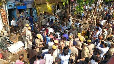 The rescue work underway in Hatia area of Prayagraj on Tuesday (Ht phot) The rescue work underway in Hatia area of Prayagraj on Tuesday (Ht phot)