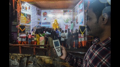 An MPCB officer checks decibel level at a Ganesh pandal in Yerawada. (Shankar Narayan/HT PHOTO) An MPCB officer checks decibel level at a Ganesh pandal in Yerawada. (Shankar Narayan/HT PHOTO)