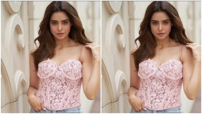 Aamna kickstarted the week on a fashion high in a pastel pink cotton corset top. The slip top featured intricate embroidery details in pastel pink threads. The actor further teamed her look with a pair of blue denims with wide legs. (Instagram/@aamnasharifofficial)