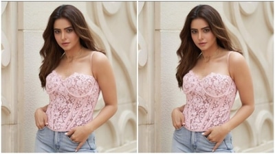 Aamna, assisted by makeup artist Mukesh Patil, decked up in nude eyeshadow, black kohl, mascara-laden eyelashes, drawn eyebrows, contoured cheeks and a shade of nude lipstick. (Instagram/@aamnasharifofficial)