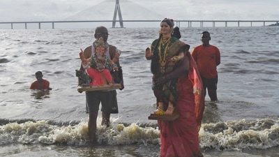 Devotees carry Gauri Ganpati idols for immersion on the 6th day of Ganpati visarjan at Dadar Chowpatty, in Mumbai. (HT Photo/ Pratik Chorge)