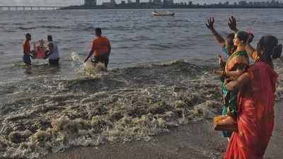 On the fifth day of immersion on Sunday, 31,365 Ganesh idols were immersed in the sea and artificial lakes in Mumbai. (HT Photo/Pratik Chorge)