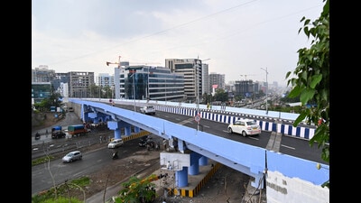 Residents unofficially use the Sus-Pashan bridge on Tuesday (HT PHOTO) Residents unofficially use the Sus-Pashan bridge on Tuesday (HT PHOTO)