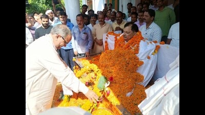 State BJP chief Bhupendra Chaudhary offering floral tribute to departed BJP MLA Arvind Giri in Gola town on Tuesday. (HT photo) State BJP chief Bhupendra Chaudhary offering floral tribute to departed BJP MLA Arvind Giri in Gola town on Tuesday. (HT photo)