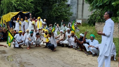 Protesters outside the office of irrigation officials in Abohar on Tuesday. (HT photo)