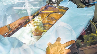 A family friend holds a photo frame of Cyrus Mistry, the former chairman of Tata Group, after his funeral at a crematorium in Mumbai on September 6, 2022 (AFP) A family friend holds a photo frame of Cyrus Mistry, the former chairman of Tata Group, after his funeral at a crematorium in Mumbai on September 6, 2022 (AFP)