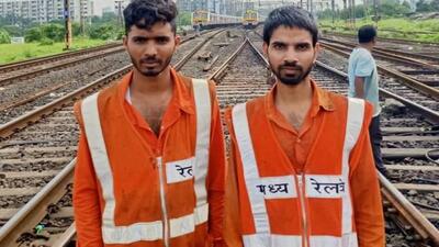 Heera Lal, 26, (left) and Mithun Kumar, 23, the two trackmen who spotted a fracture on the train tracks between Kalyan and Thakurli railway stations and stopped an express train. (Sourced) Heera Lal, 26, (left) and Mithun Kumar, 23, the two trackmen who spotted a fracture on the train tracks between Kalyan and Thakurli railway stations and stopped an express train. (Sourced)