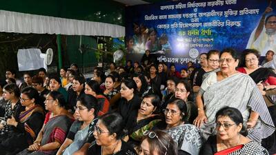 West Bengal ministers Chandrima Bhattacharya and Shashi Panja with TMC MP Mala Roy, and Mahila Trinamool Congress members stage a 48-hour-long 'dharna' to protest against the central government in Kolkata on Tuesday. (PTI) West Bengal ministers Chandrima Bhattacharya and Shashi Panja with TMC MP Mala Roy, and Mahila Trinamool Congress members stage a 48-hour-long 'dharna' to protest against the central government in Kolkata on Tuesday. (PTI)