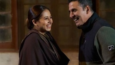 Sargun Mehta and Akshay Kumar on the sets of their recent film, Cuttputlli.&nbsp;